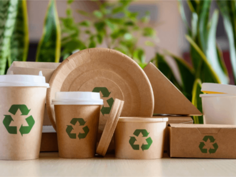 Packaging sostenibile in carta e cartone con simbolo del riciclo