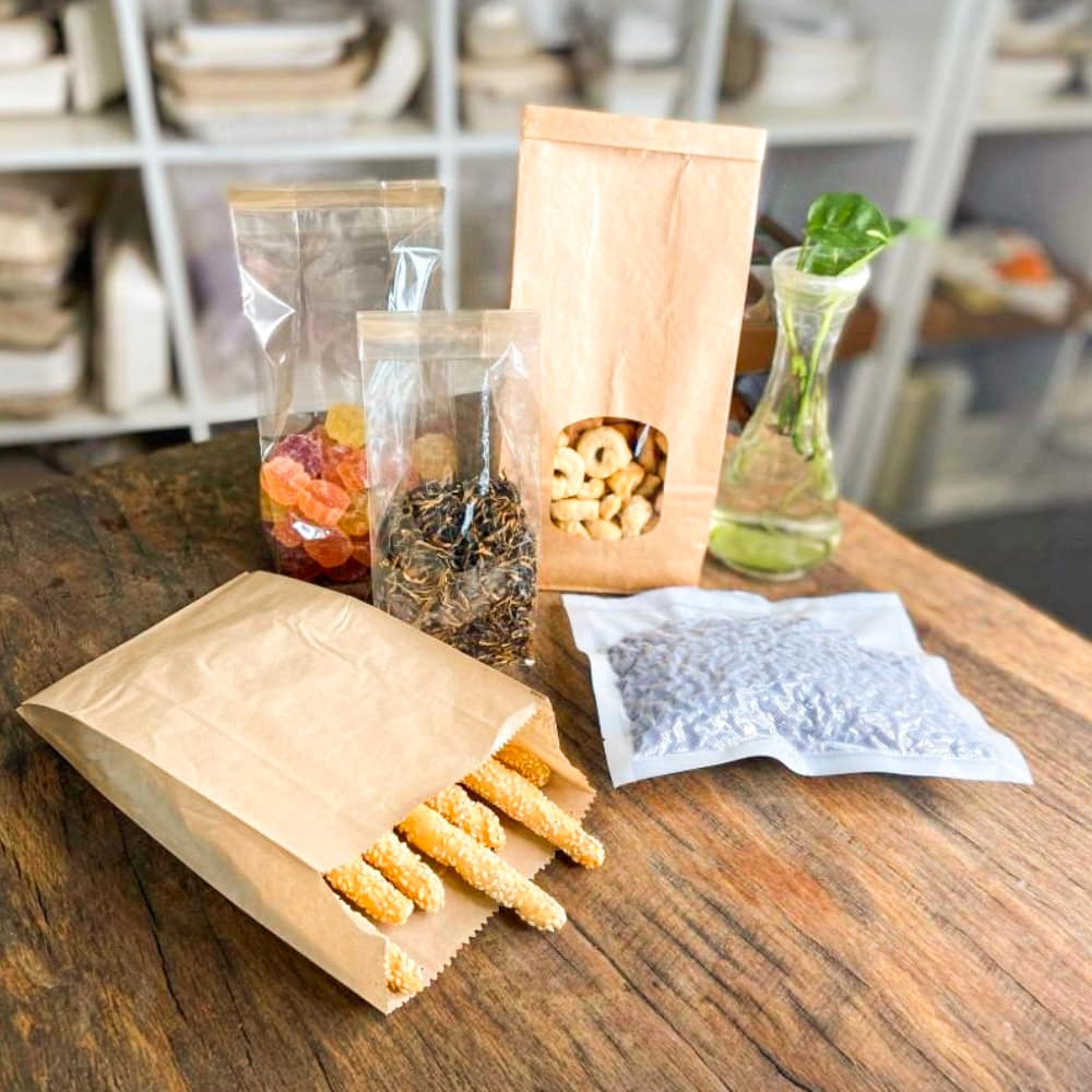 Buste e sacchetti compostabili in carta kraft e materiali biodegradabili, ideali per il confezionamento sostenibile di alimenti e prodotti secchi