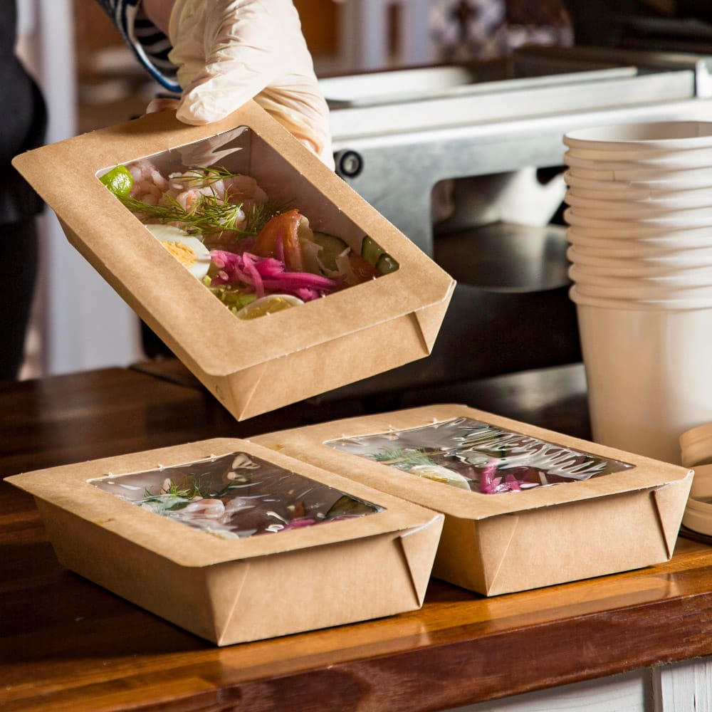 Contenitori per alimenti compostabili in cartoncino kraft con coperchio trasparente, ideali per take-away e food delivery eco-friendly
