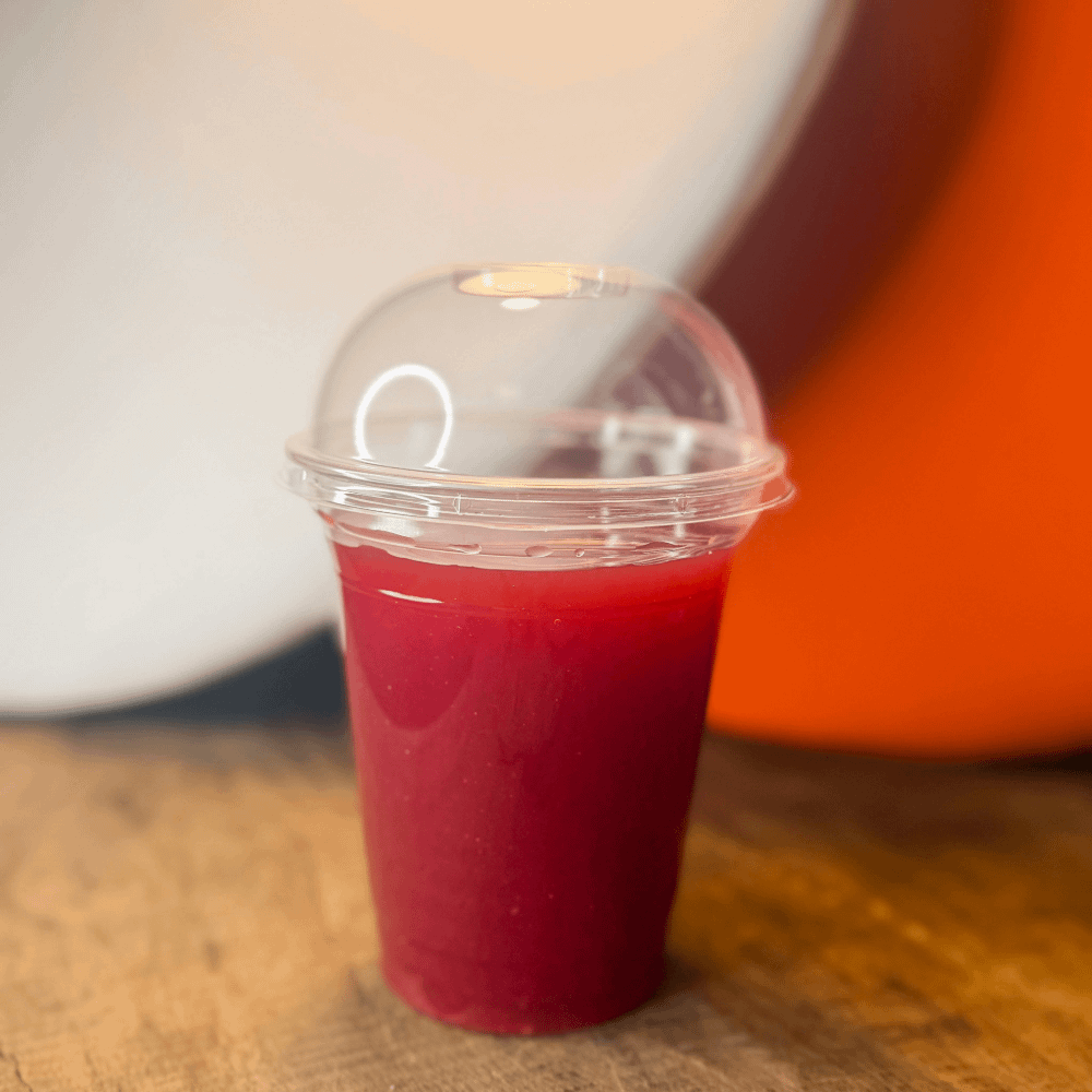 Bicchiere compostabile da 415 ml con cupolino forato per bevande e cocktail da asporto