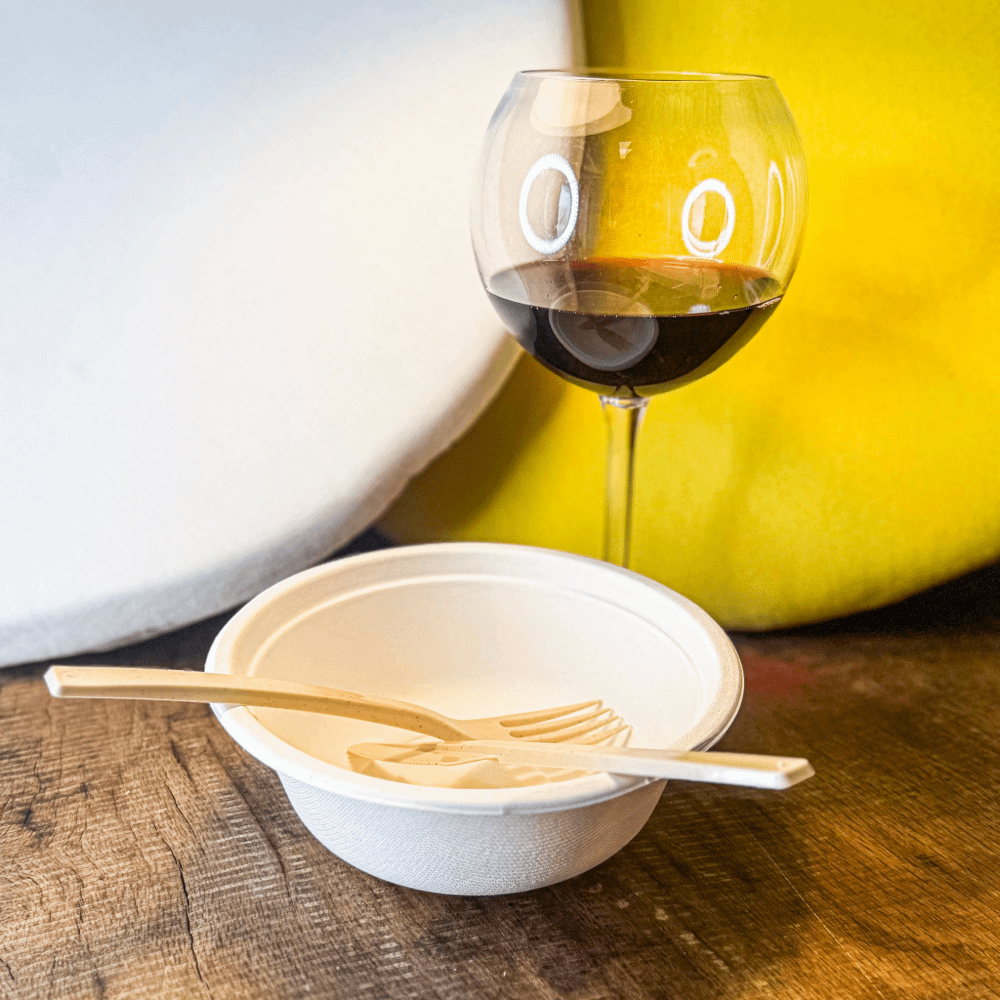 Piatti fondi compostabili in polpa di cellulosa e PLA 500 ml, ecologici.