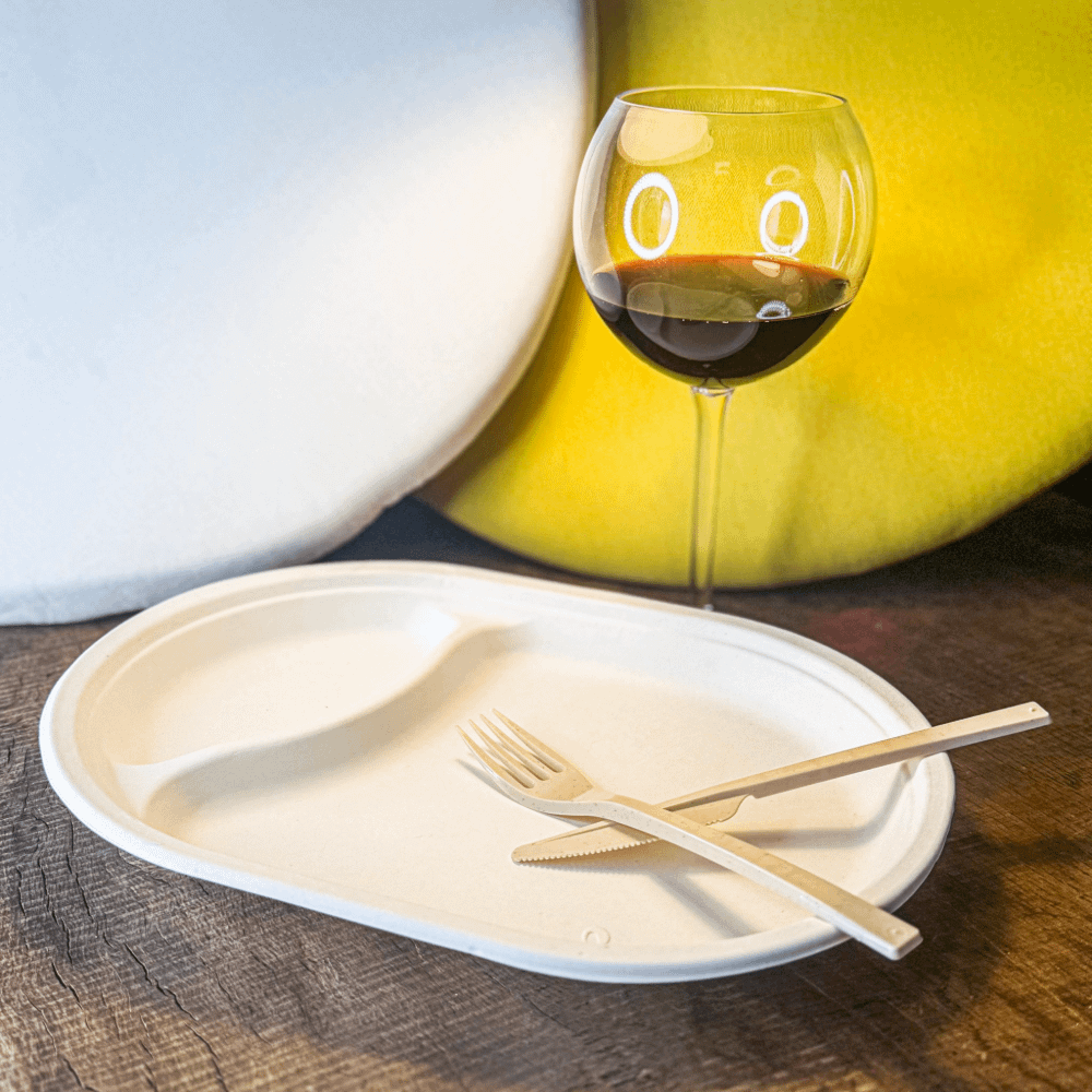 Piatti ovali due scomparti in polpa, ecologici e sicuri per alimenti.