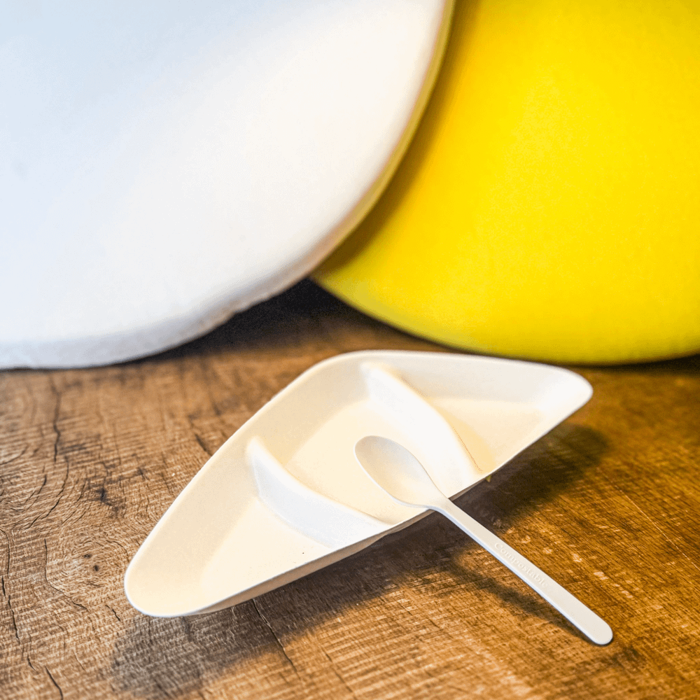 Piatti ovali tris scomparto in cellulosa e PLA, ecologici e versatili.