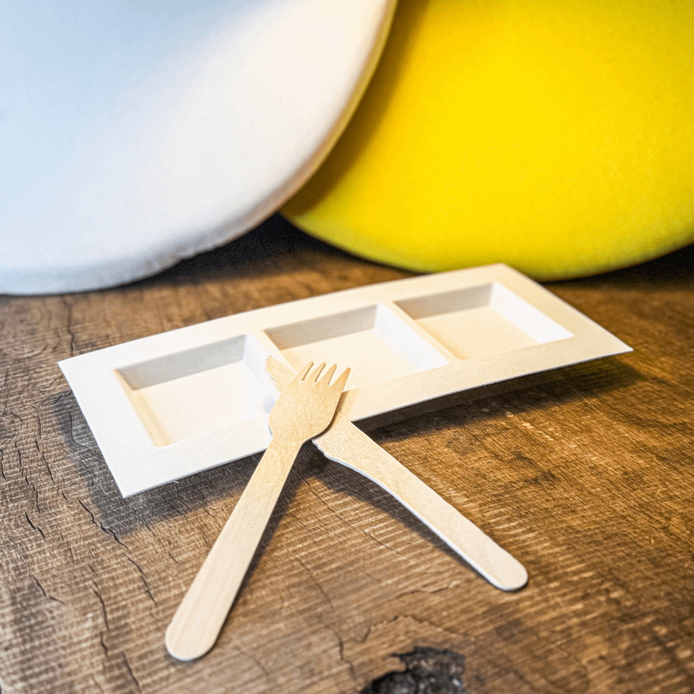 Dettaglio piatto rettangolare a tre scomparti in cellulosa e PLA, texture naturale, 26x11 cm