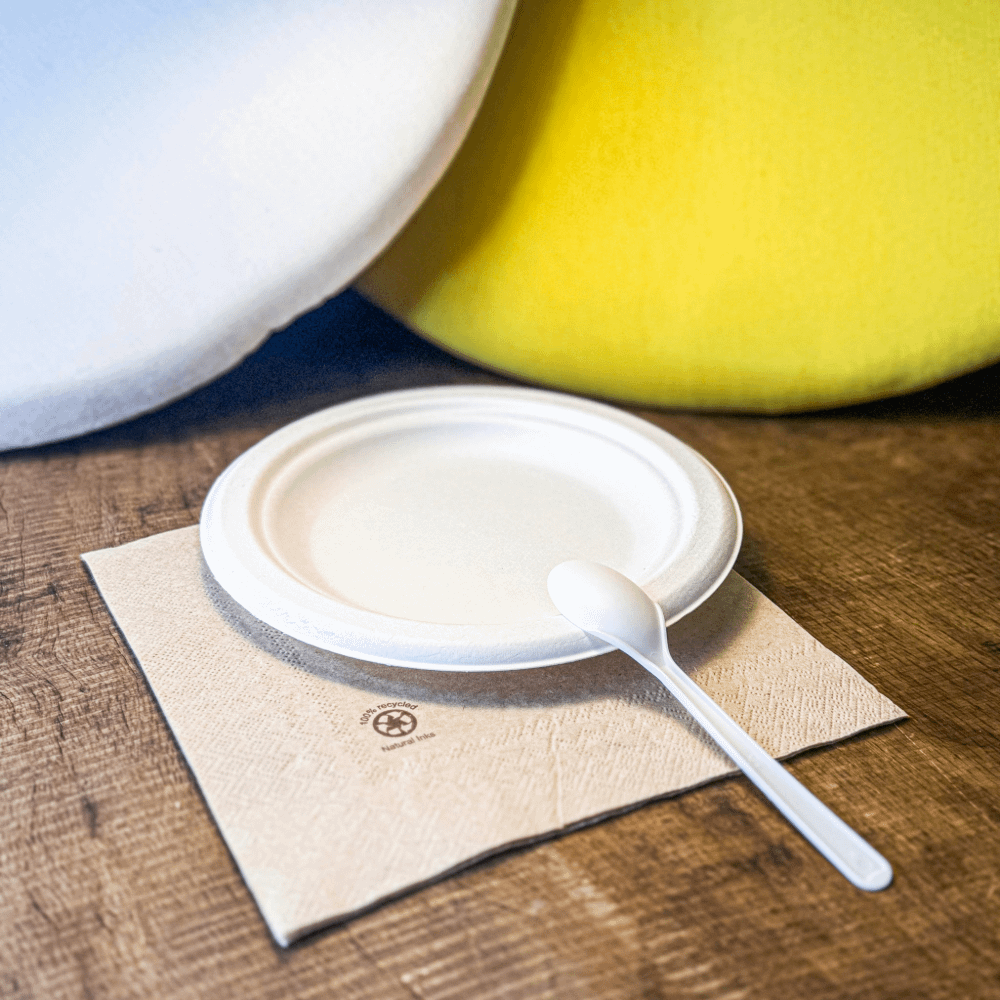 Piattini in polpa di cellulosa e bioplastica ø 15 cm, ecologici e versatili.