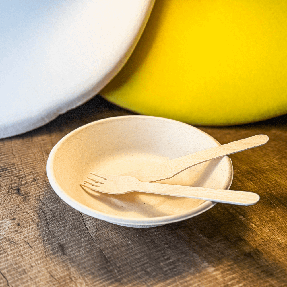 Piatti fondi avana in cellulosa e PLA 460 ml, ecologici e versatili.