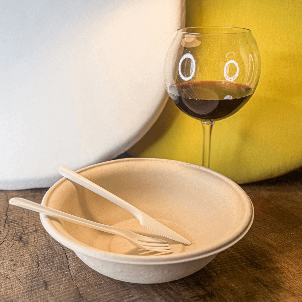 Particolare della ciotola compostabile, mostra la qualità del materiale e il coperchio