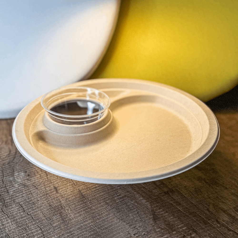 Piatti con porta bicchiere in cellulosa e PLA per eventi eco-sostenibili, 140 pezzi.