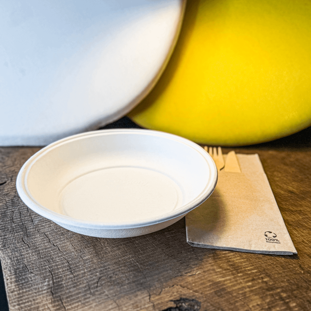 Piatto fondo compostabile bianco diametro 21 cm, resistente e versatile.