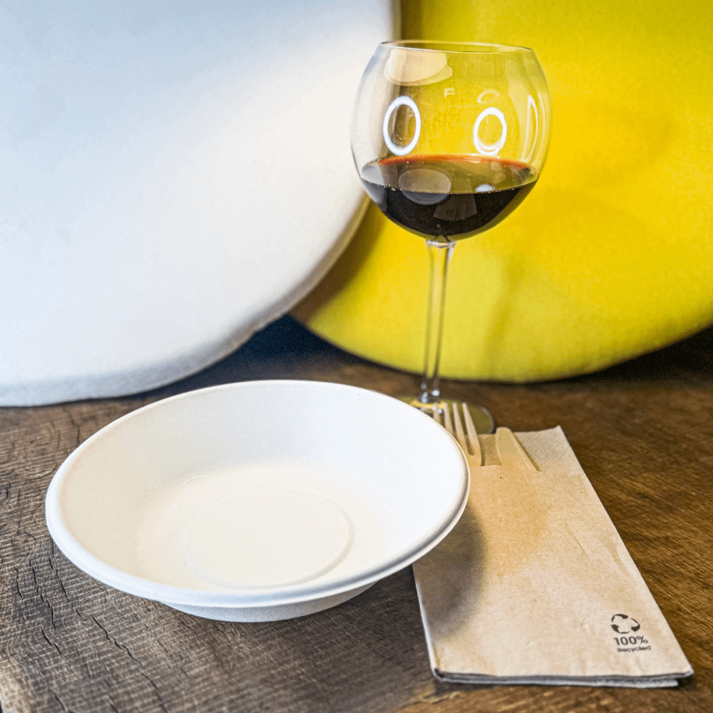Piatti fondi in polpa di cellulosa e PLA 680 ml, compostabili e biodegradabili.