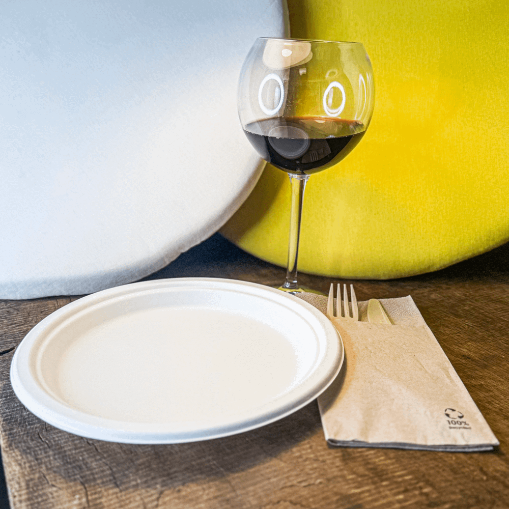 Piatti piani bianchi in canna da zucchero, 23 cm, plastic free.