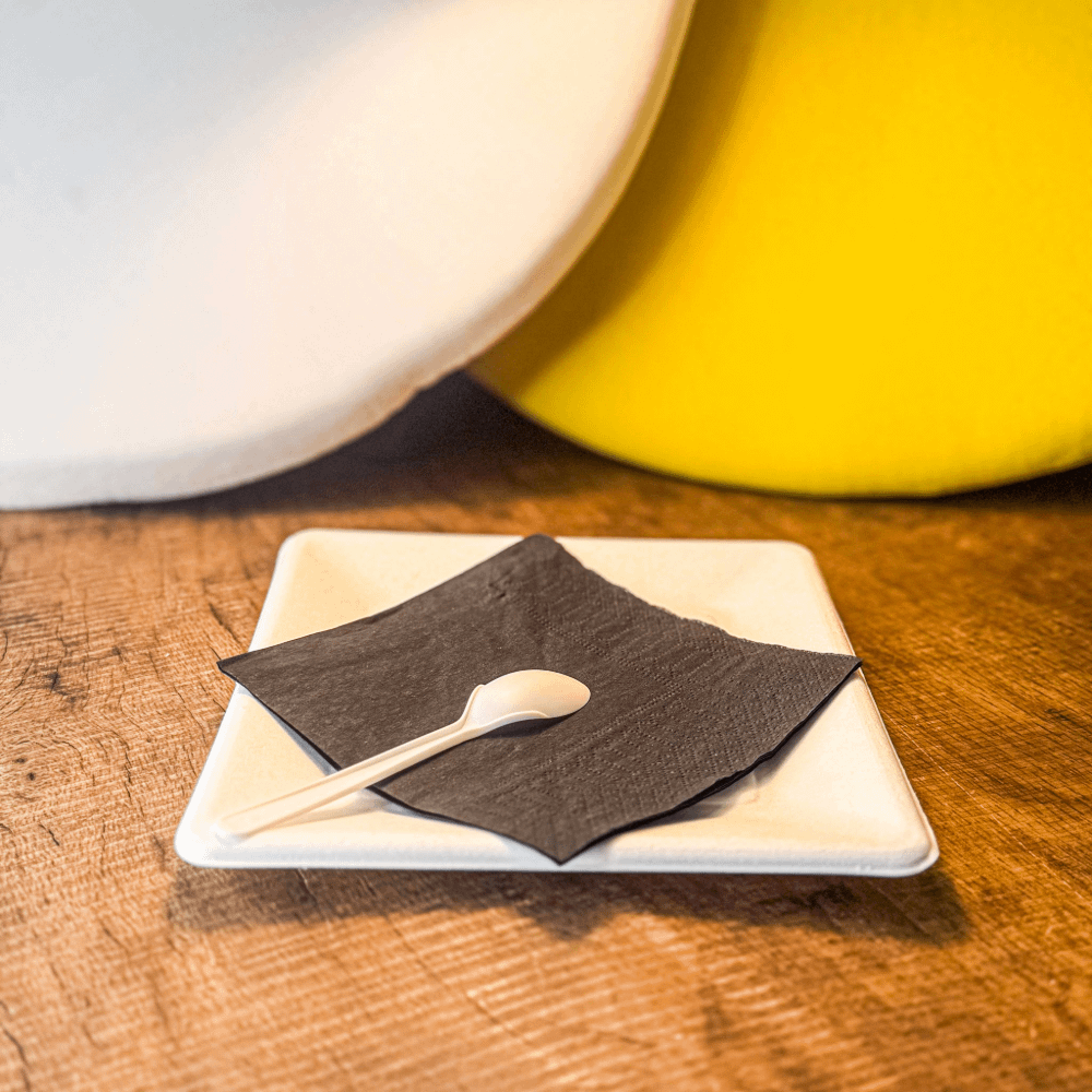 Piattini quadrati in polpa di cellulosa e PLA 16 cm, compostabili e biodegradabili.