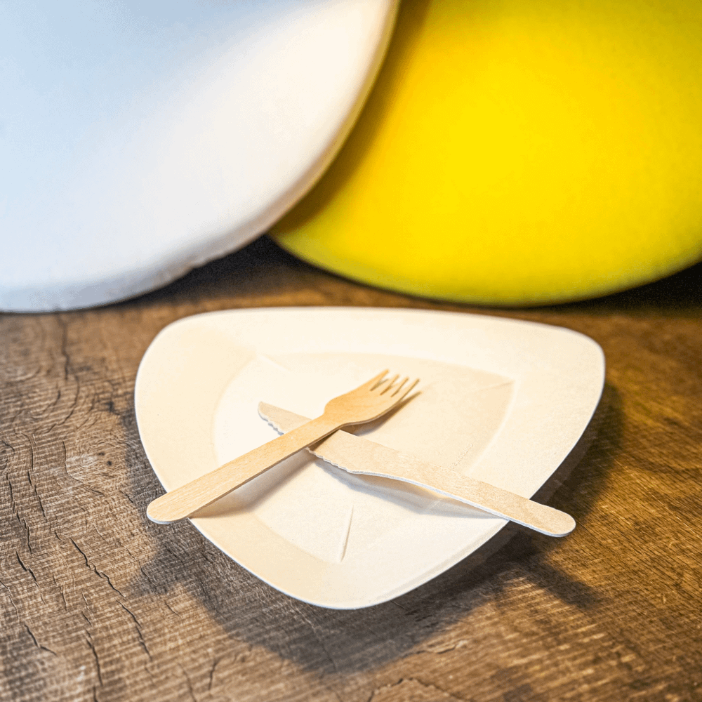 Piatti triangolari in polpa di cellulosa e PLA 21 cm, ecologici e versatili.