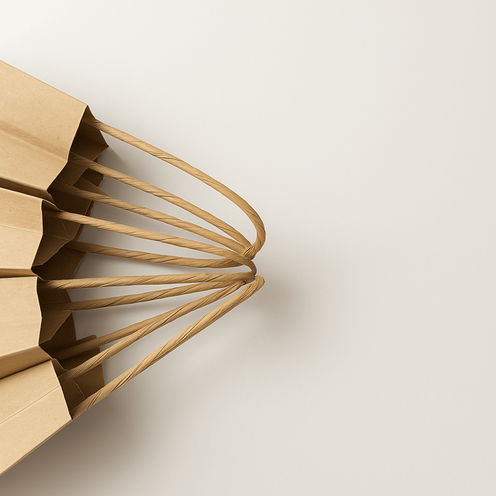 Shopper avana con manici in carta, impermeabili e versatili