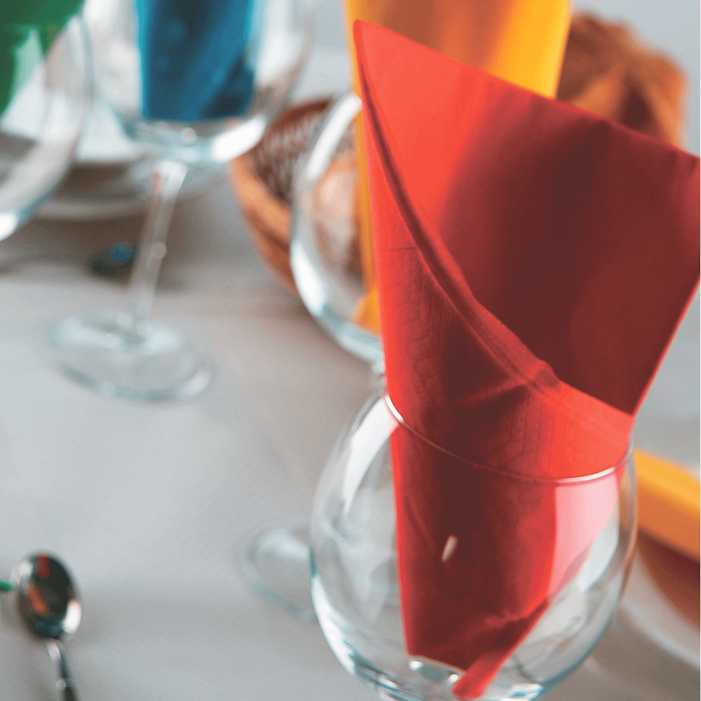 Tovagliolo rosso 25x25 cm, compostabile e certificato plastic free, perfetto per una ristorazione eco-friendly.