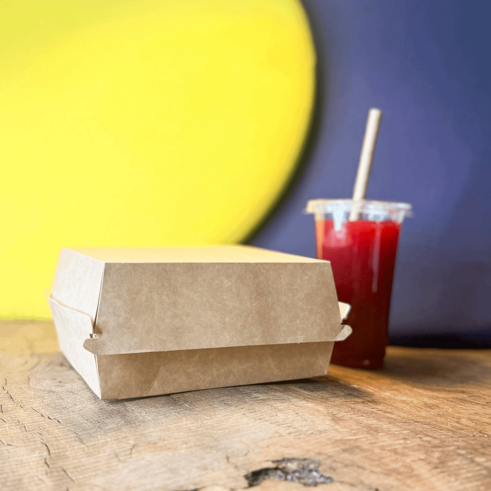 Porte-burger à emporter havane personnalisé, dimensions 17,5x17,5x8 cm. Certifié Uni En 13432, ce porte-burger convient au contact alimentaire. Fabriqué à partir de 100 % de ressources végétales, il est compostable et biodégradable. Sans plastique et non toxique, il garantit l'absence de migration d'odeurs et de saveurs, offrant une solution polyvalente et respectueuse de l'environnement pour l'emballage des hamburgers à emporter.