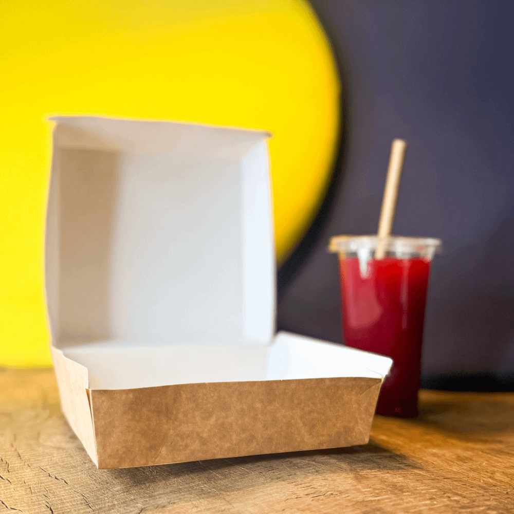 Porte-burger à emporter havane personnalisé 17,5x17,5x8 cm, idéal pour un transport écologique et pratique.