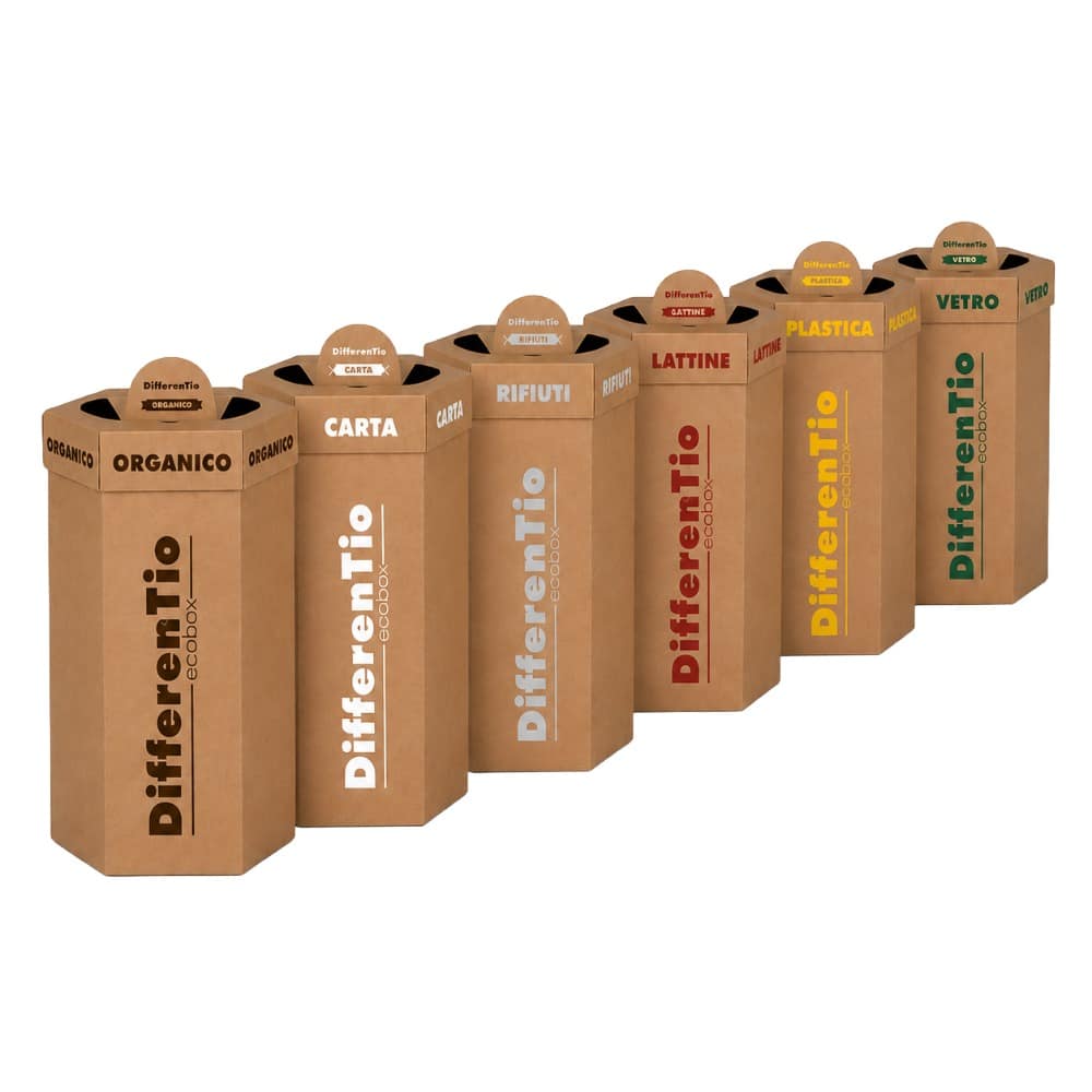 Set da 6 bidoni per raccolta differenziata in cartone DifferenTio Ecobox con contenitori per organico, carta, rifiuti, lattine, plastica e vetro su sfondo bianco