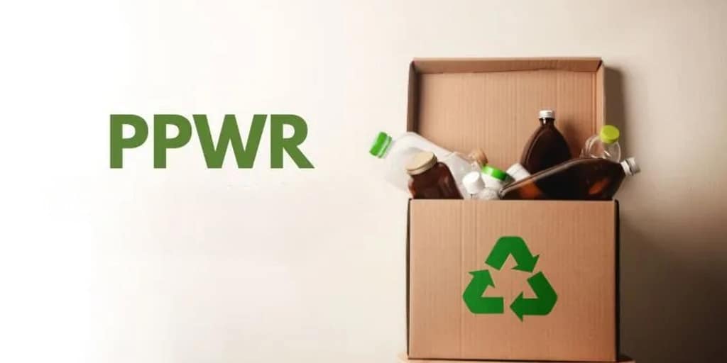 PPWR con scatola in cartone contenente diversi imballaggi e simbolo del riciclo