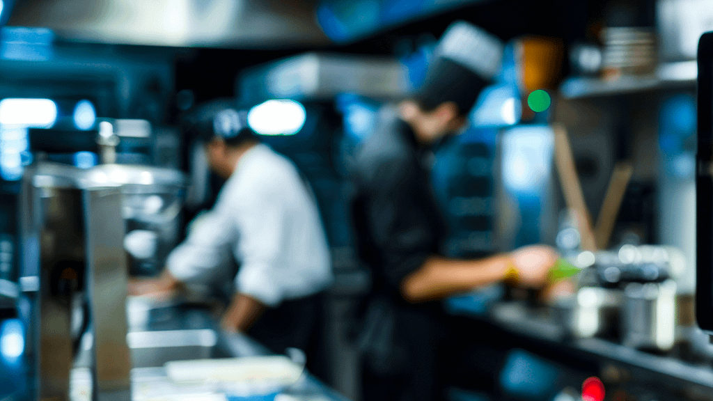 Chef al lavoro in una cucina professionale, ambientazione ideale per soluzioni compostabili nella ristorazione.