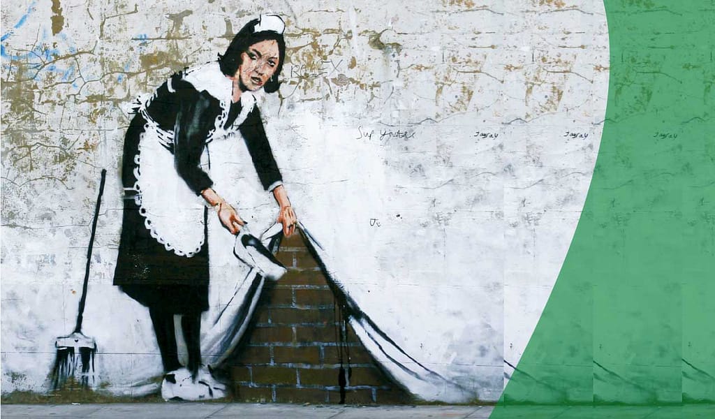 murales di una cameriera che nasconde la polvere sotto un patteto