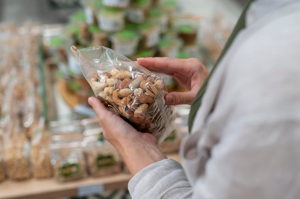 Packaging compostabile per alimenti in vendita presso azienda agricola o negozio di prodotti naturali

