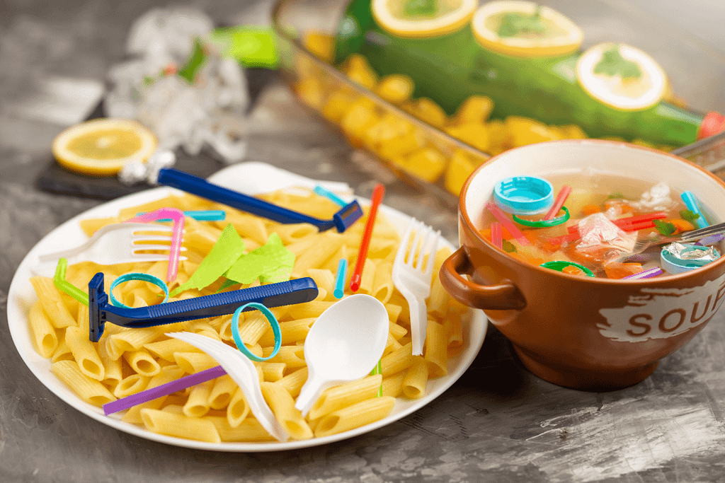  Piatti di pasta e zuppa contaminati da posate e oggetti di plastica monouso
