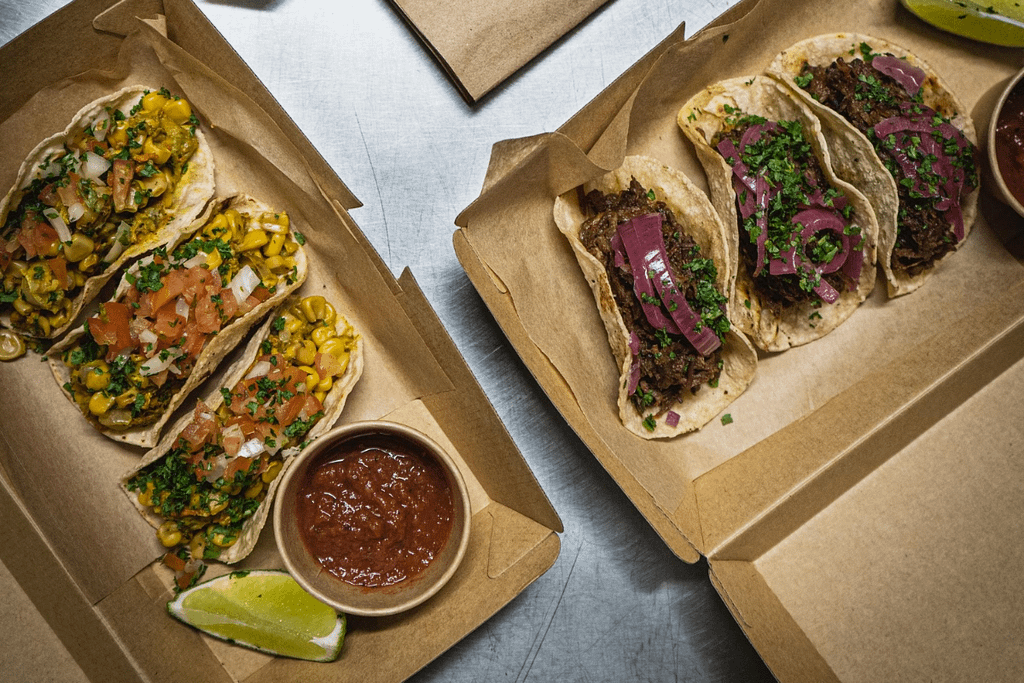 Confezioni compostabili per cucina etnica – tacos in vaschette in cartoncino eco