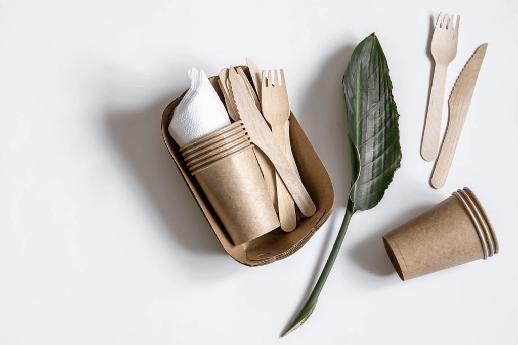 Stoviglie monouso compostabili per hotel e strutture ricettive: bicchieri, posate in legno e contenitori avana

