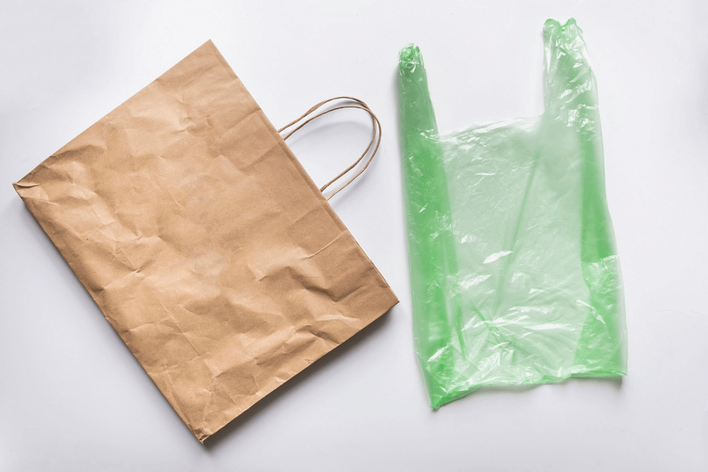 Borsa di carta e sacchetto compostabile verde per il trasporto e il confezionamento sostenibile