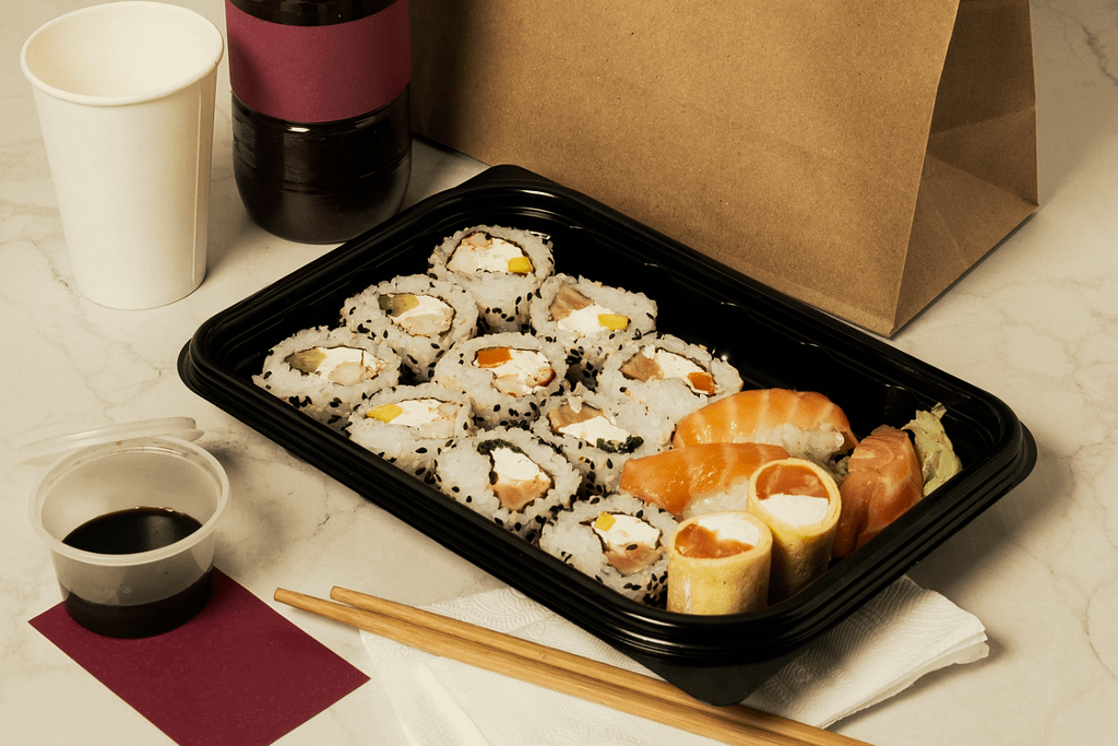 Contenitore per sushi con bacchette e stoviglie monouso sostenibili per ristoranti giapponesi e cinesi