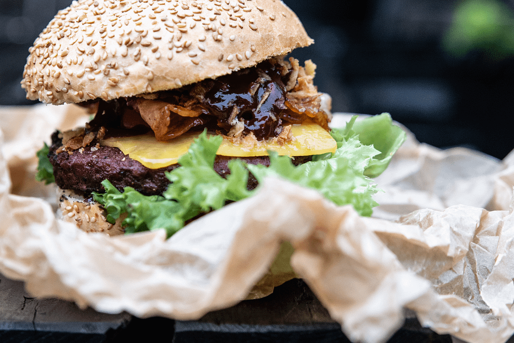 panino artigianale slow food con carta grezza