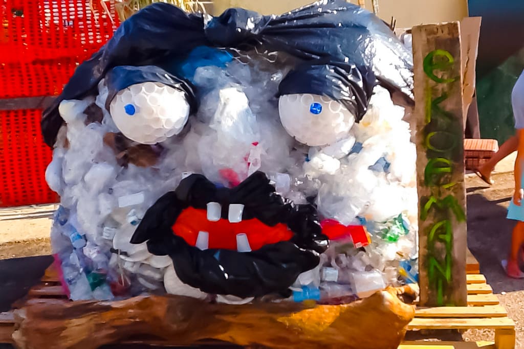  Installazione artistica con plastica, simbolo di materiali non biodegradabili e inquinamento.