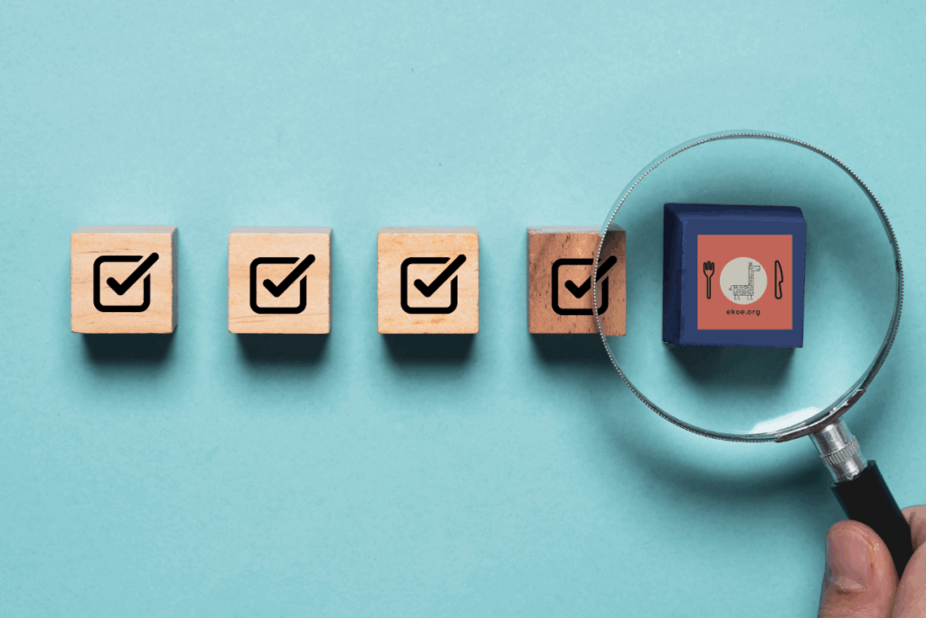 Échantillons de vaisselle compostable Ekoe sur fond bleu avec loupe et logo – testez avant de commander