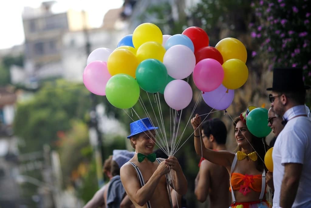 pro loco e immagine evocativa di una festa all'aperto