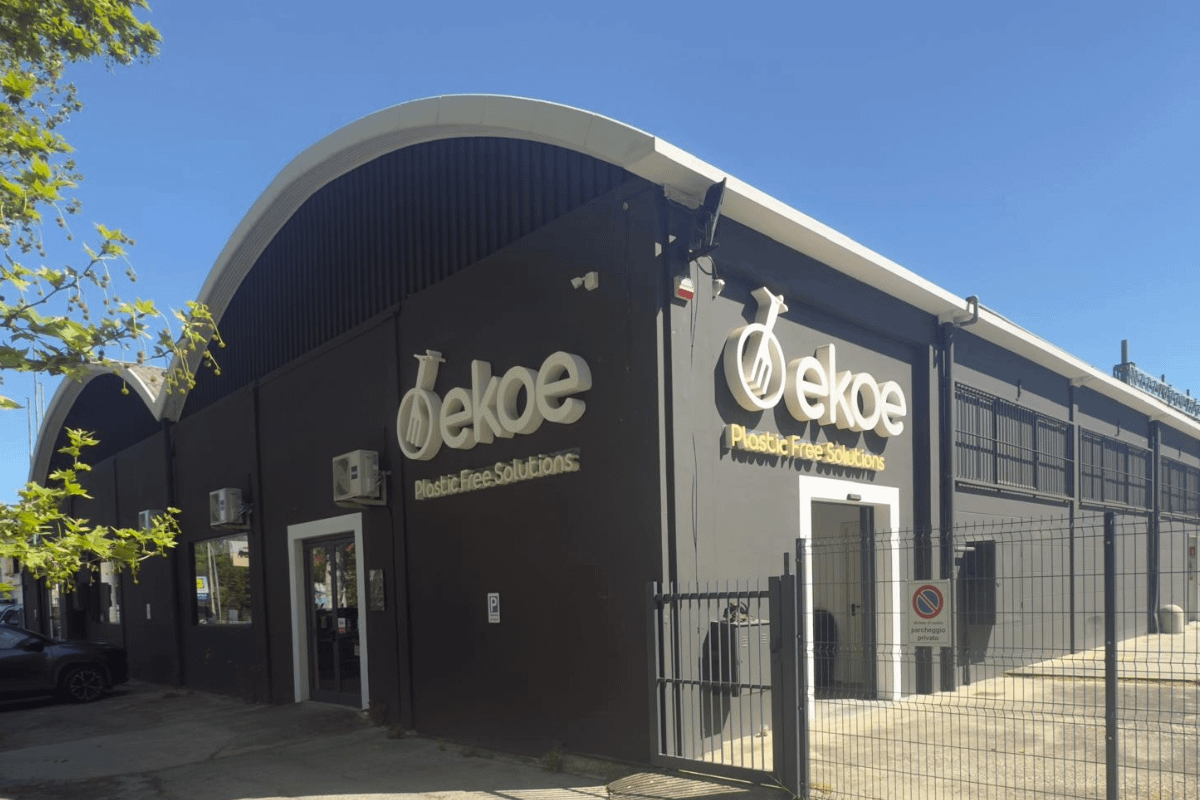 Sede e magazzino Ekoe con insegna Plastic Free Solutions.