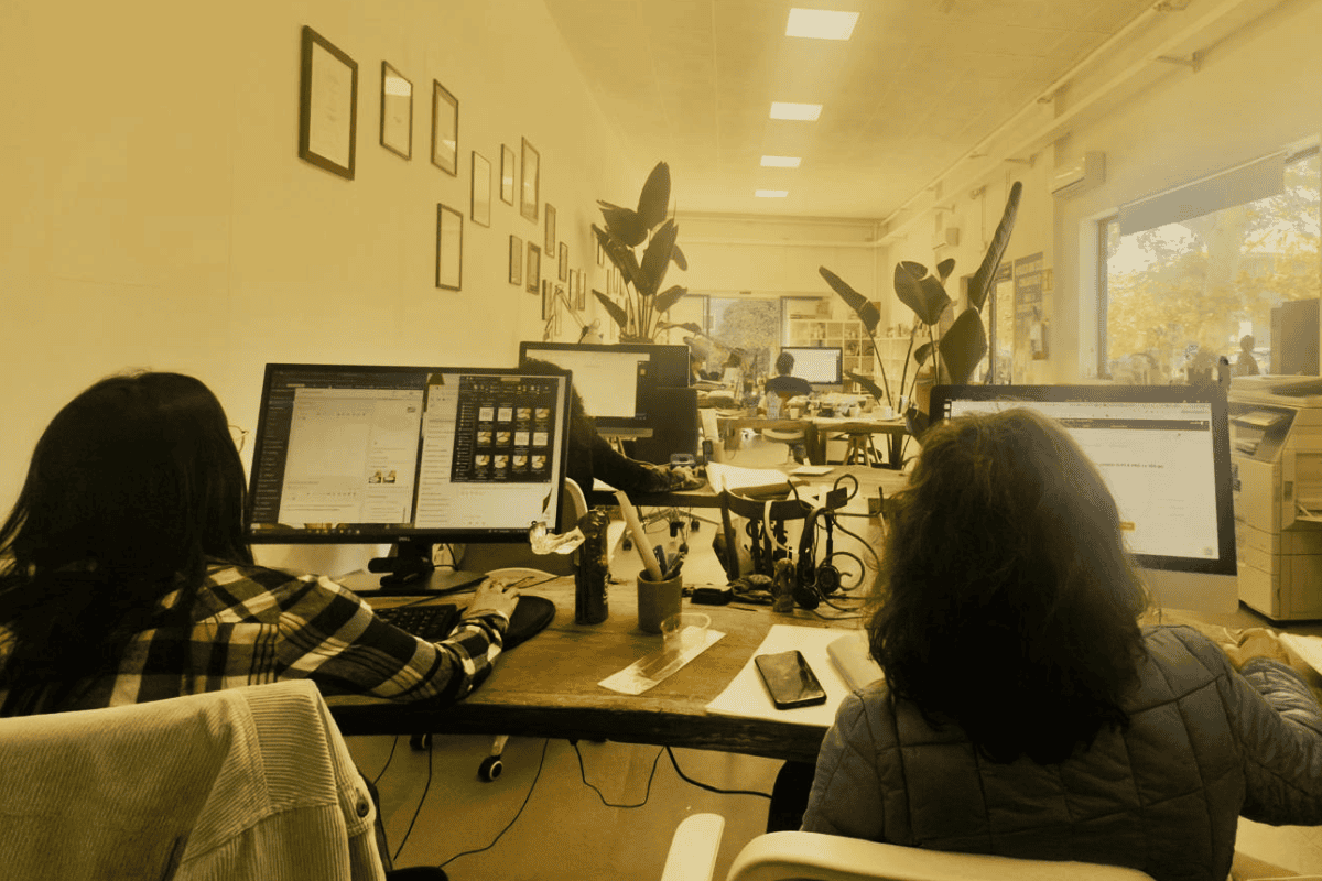 Équipe Ekoe au travail dans les bureaux de l’entreprise spécialisée dans les solutions compostables.