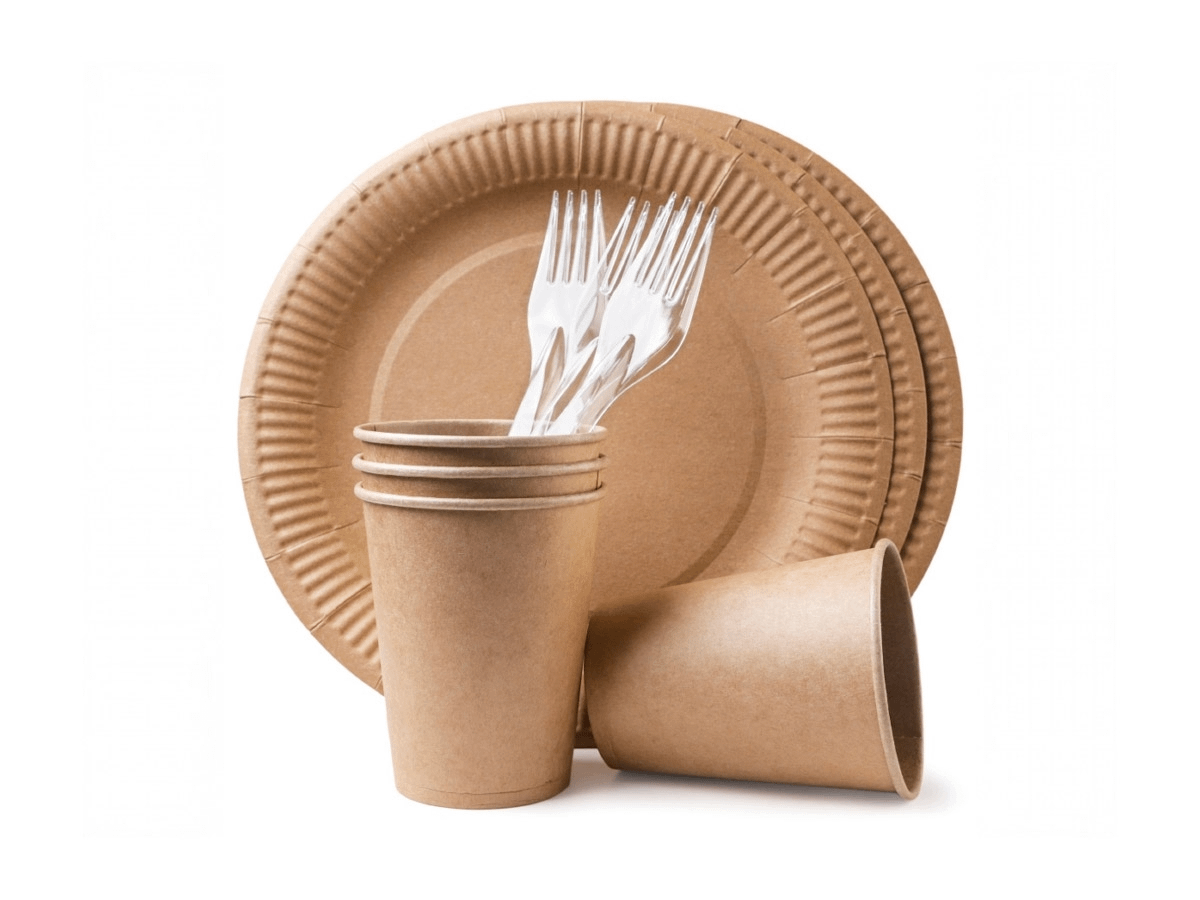 Kit compostabili per eventi sostenibili, con piatti, bicchieri, posate e tovaglioli