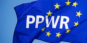 PPWR con scatola in cartone contenente diversi imballaggi e simbolo del riciclo
