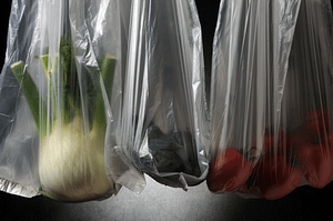 Sacchetti biodegradabili e compostabili utilizzati per frutta, ortaggi e spesa alimentare.