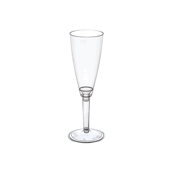 Calice da champagne in plastica trasparente, vuoto, su sfondo bianco.