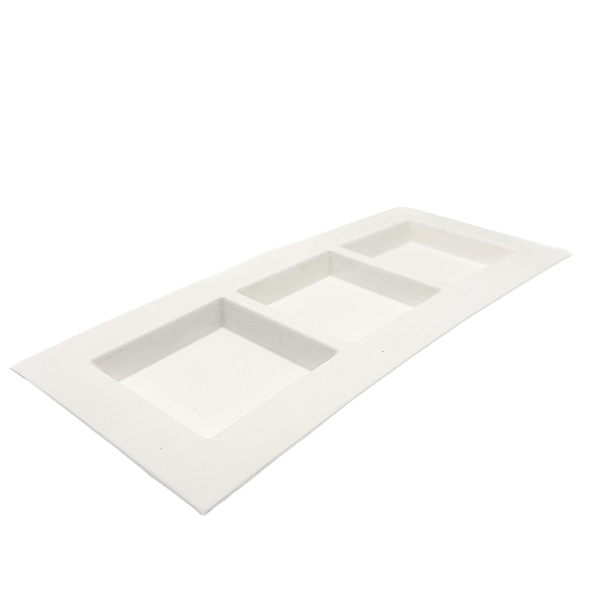 Piatti rettangolari tre scomparti in cellulosa e PLA, dimensioni 26x11 cm. Confezione da 100 pezzi.