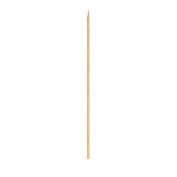 Spiedino in legno di bamboo singolo, ripreso su sfondo bianco neutro.
