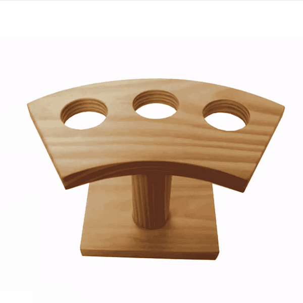 Plateau en bois pour cônes avec trois trous.