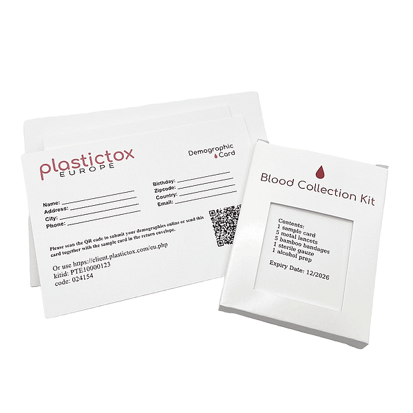 Dettaglio del contenuto del kit test microplastiche: strumenti sterili e istruzioni in inglese